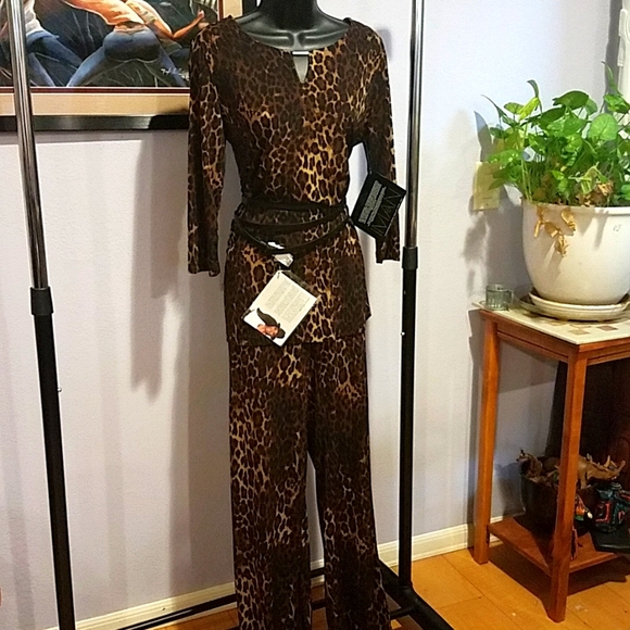2 PC Suit - Picture 1 of 8